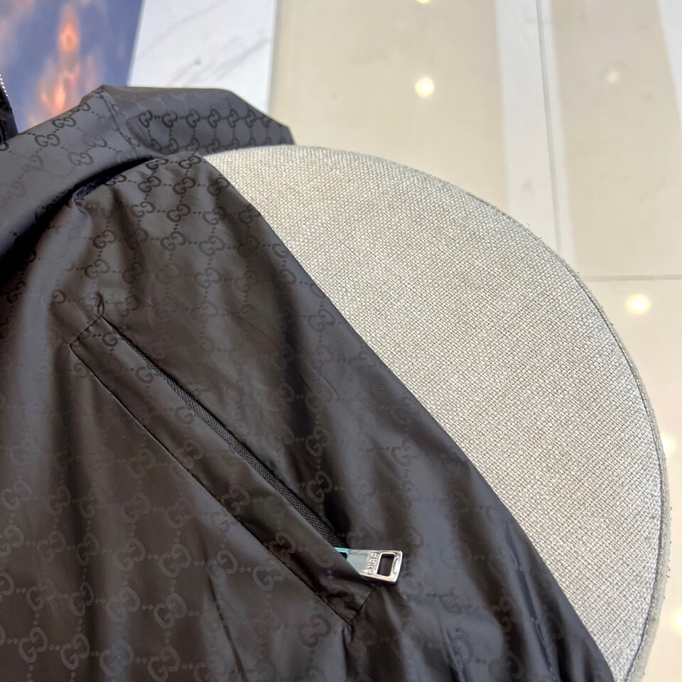 
GUCI 古驰、双G图腾连帽夹克外套

深棕底色铺满经典双G Monogram印花，高级棉质混纺打造挺