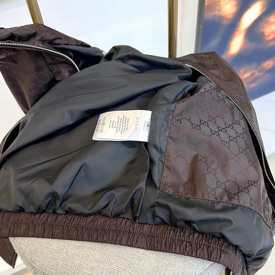 
GUCI 古驰、双G图腾连帽夹克外套

深棕底色铺满经典双G Monogram印花，高级棉质混纺打造挺