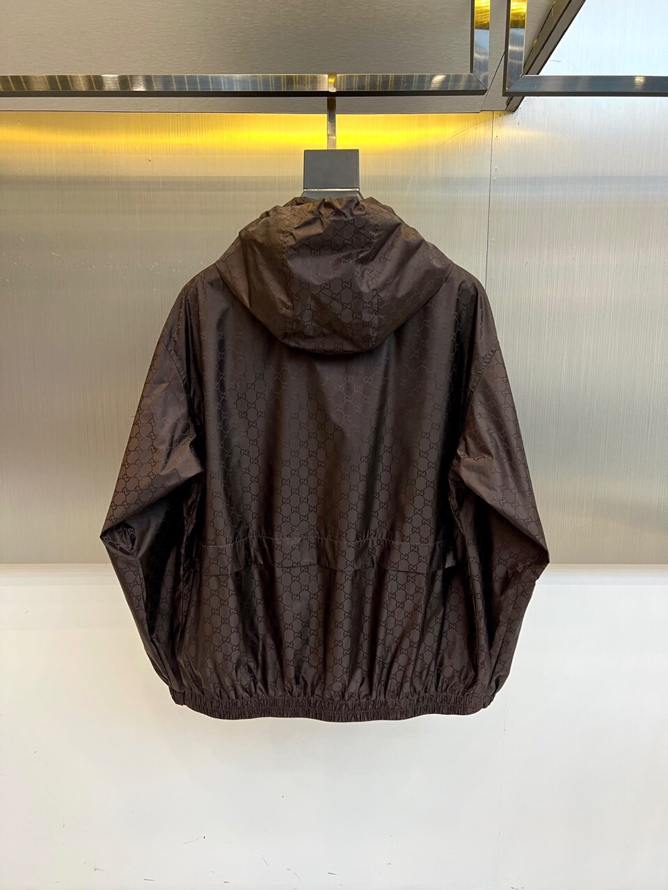 
GUCI 古驰、双G图腾连帽夹克外套

深棕底色铺满经典双G Monogram印花，高级棉质混纺打造挺