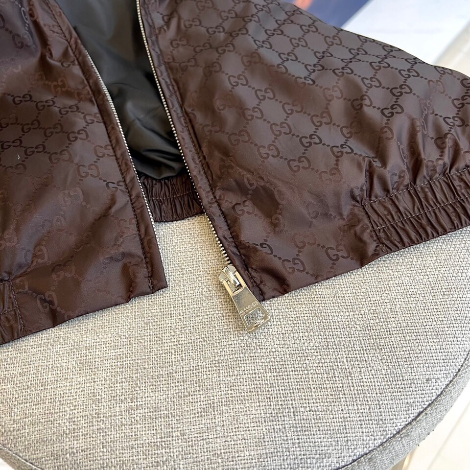 
GUCI 古驰、双G图腾连帽夹克外套

深棕底色铺满经典双G Monogram印花，高级棉质混纺打造挺