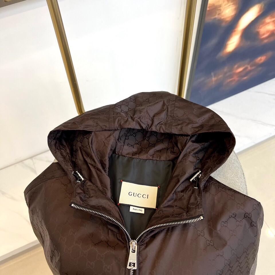 
GUCI 古驰、双G图腾连帽夹克外套

深棕底色铺满经典双G Monogram印花，高级棉质混纺打造挺