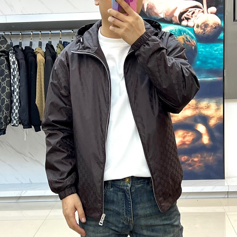 
GUCI 古驰、双G图腾连帽夹克外套

深棕底色铺满经典双G Monogram印花，高级棉质混纺打造挺