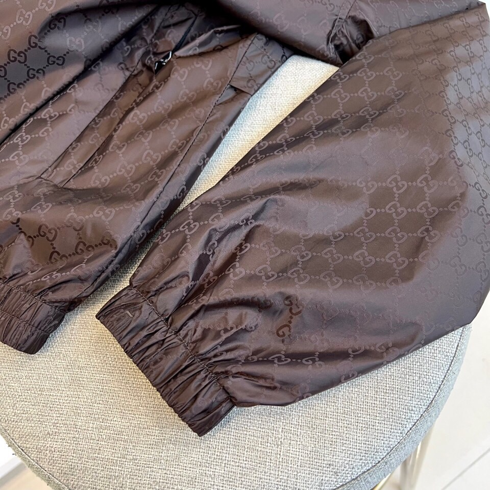 
GUCI 古驰、双G图腾连帽夹克外套

深棕底色铺满经典双G Monogram印花，高级棉质混纺打造挺