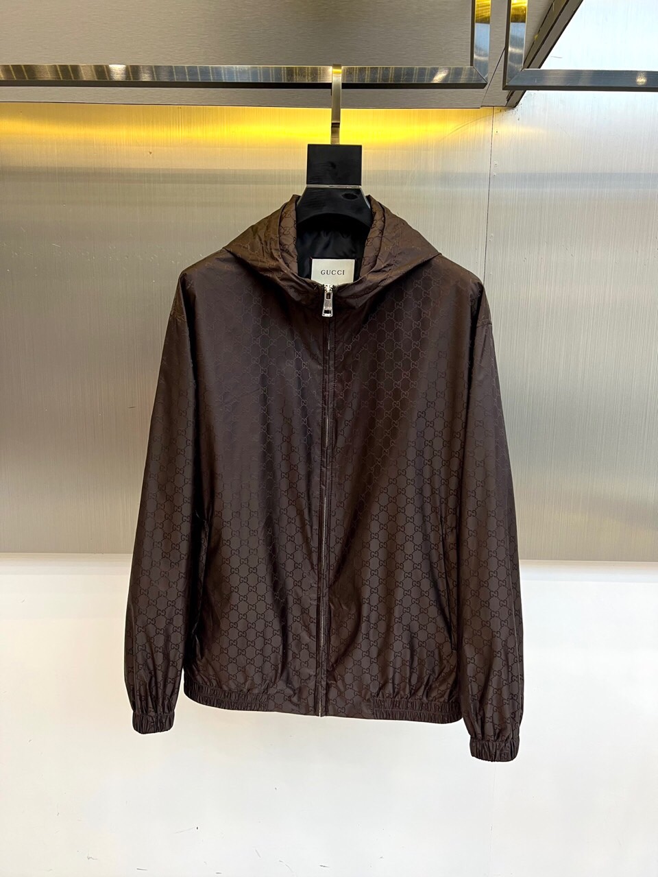
GUCI 古驰、双G图腾连帽夹克外套

深棕底色铺满经典双G Monogram印花，高级棉质混纺打造挺