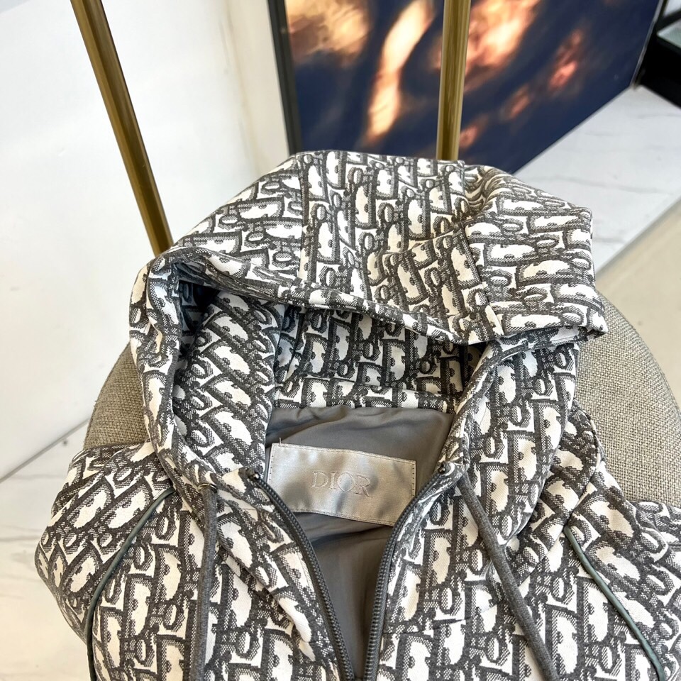 
Dior

纯白底色铺满经典灰色字母印花，100%精梳棉打造亲肤质感。全拉链设计搭配可调节抽绳连帽，5