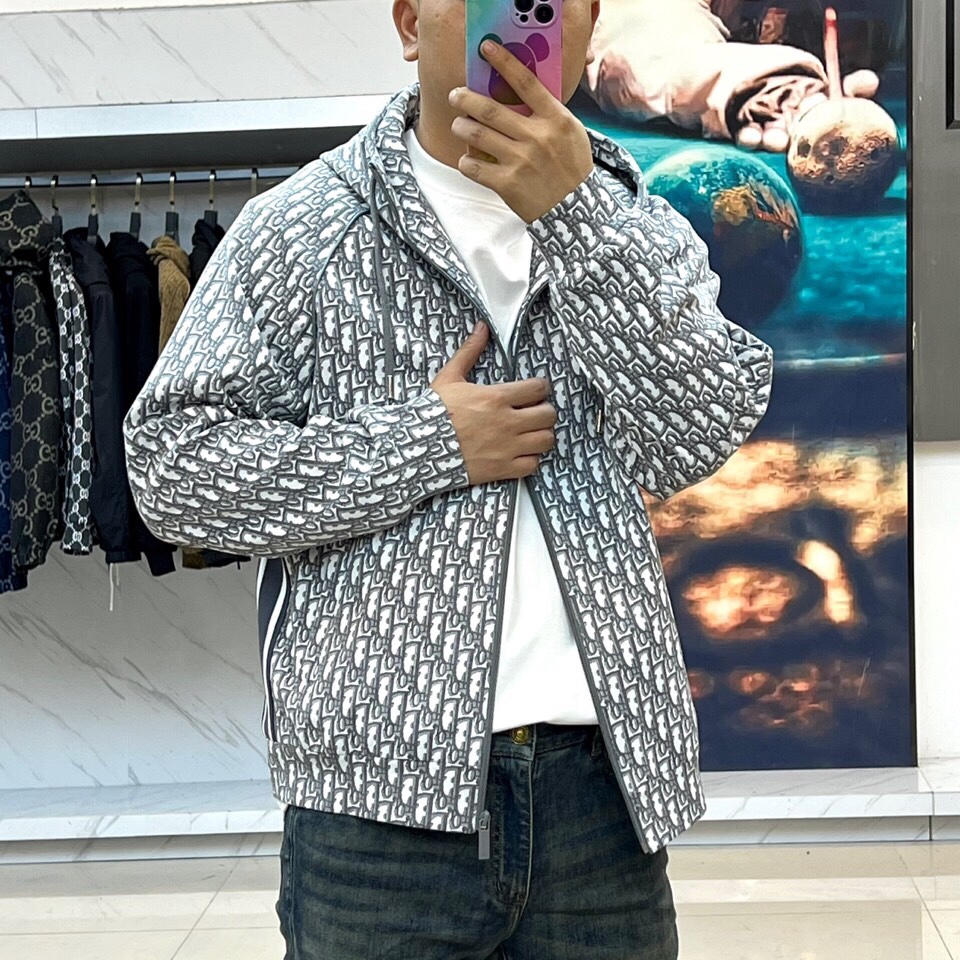 
Dior

纯白底色铺满经典灰色字母印花，100%精梳棉打造亲肤质感。全拉链设计搭配可调节抽绳连帽，5