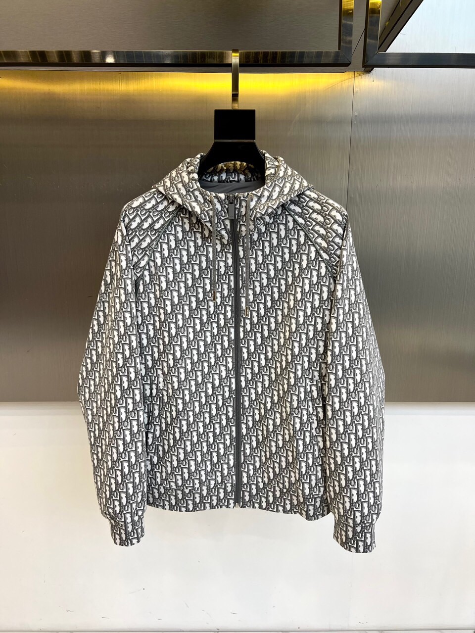 
Dior

纯白底色铺满经典灰色字母印花，100%精梳棉打造亲肤质感。全拉链设计搭配可调节抽绳连帽，5