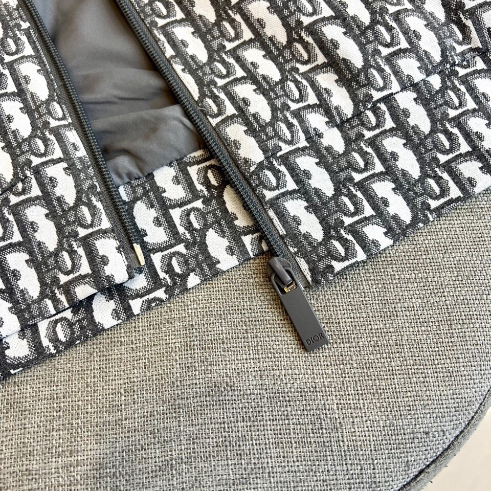 
Dior

纯白底色铺满经典灰色字母印花，100%精梳棉打造亲肤质感。全拉链设计搭配可调节抽绳连帽，5