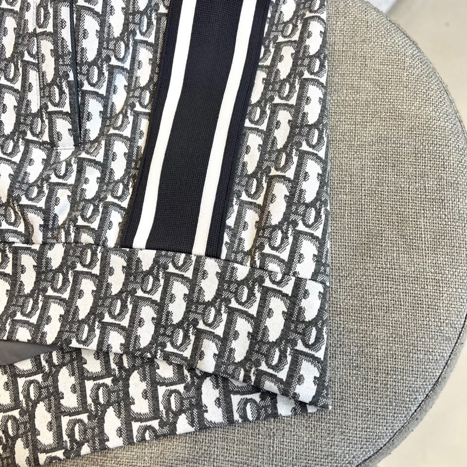 
Dior

纯白底色铺满经典灰色字母印花，100%精梳棉打造亲肤质感。全拉链设计搭配可调节抽绳连帽，5