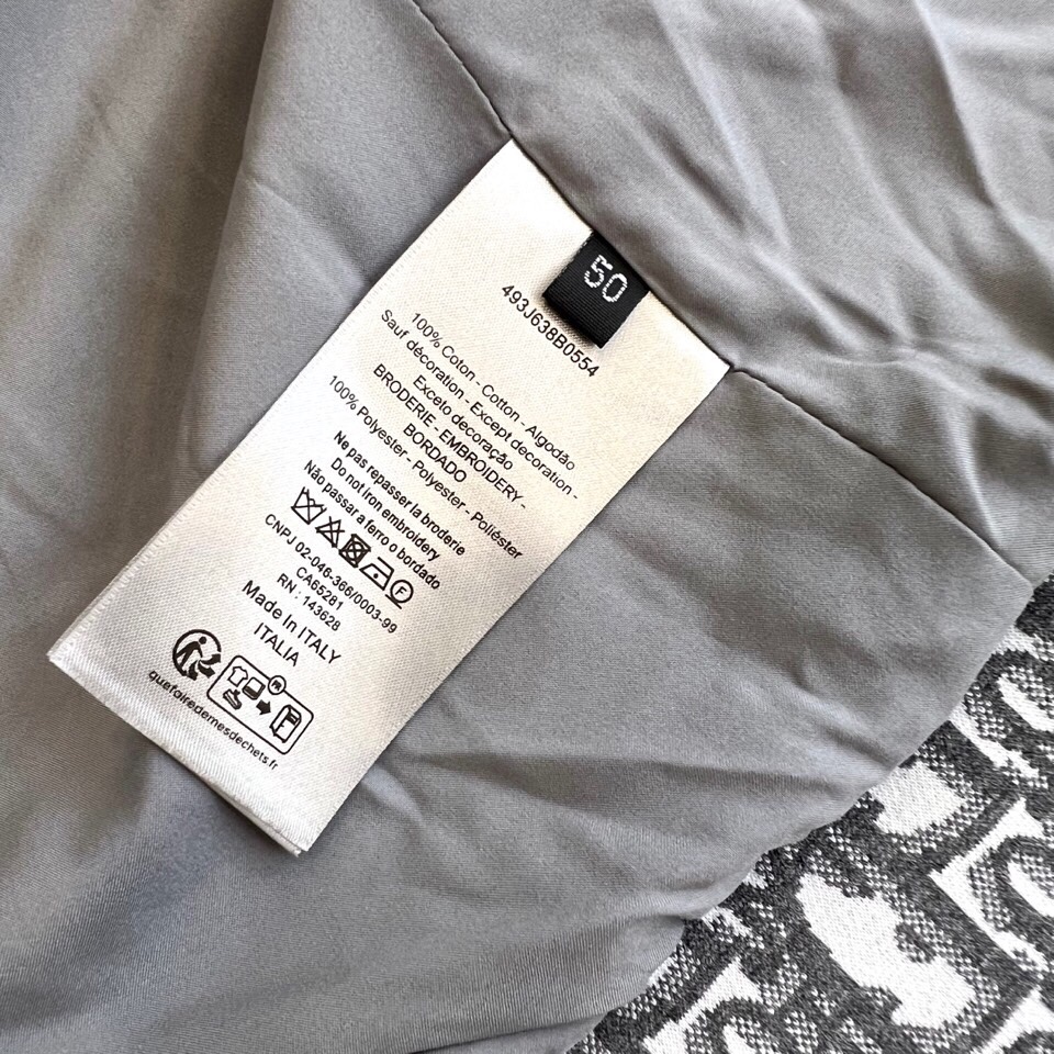 
Dior

纯白底色铺满经典灰色字母印花，100%精梳棉打造亲肤质感。全拉链设计搭配可调节抽绳连帽，5