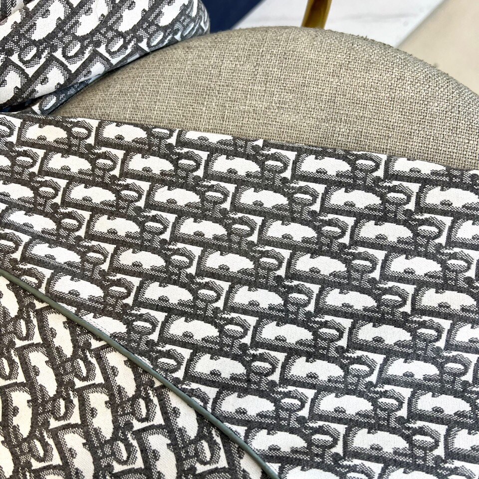 
Dior

纯白底色铺满经典灰色字母印花，100%精梳棉打造亲肤质感。全拉链设计搭配可调节抽绳连帽，5