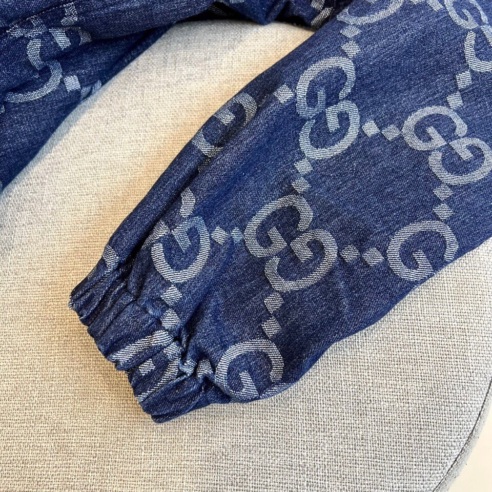 
GUCC 古驰、25s双G图腾连帽夹克外套。

深灰底色邂逅浅金双G Monogram，高级棉质混纺打