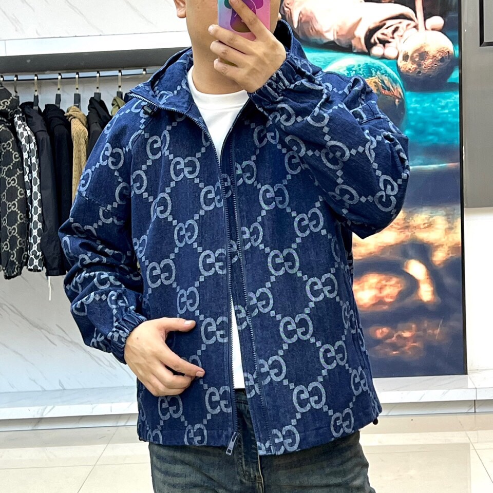 
GUCC 古驰、25s双G图腾连帽夹克外套。

深灰底色邂逅浅金双G Monogram，高级棉质混纺打