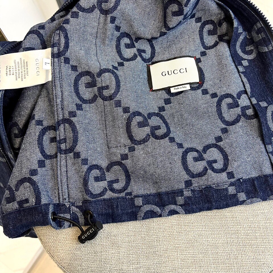 
GUCC 古驰、25s双G图腾连帽夹克外套。

深灰底色邂逅浅金双G Monogram，高级棉质混纺打