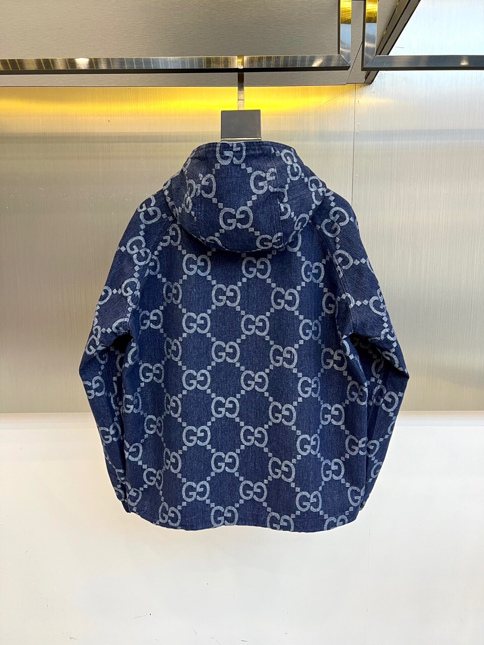 
GUCC 古驰、25s双G图腾连帽夹克外套。

深灰底色邂逅浅金双G Monogram，高级棉质混纺打