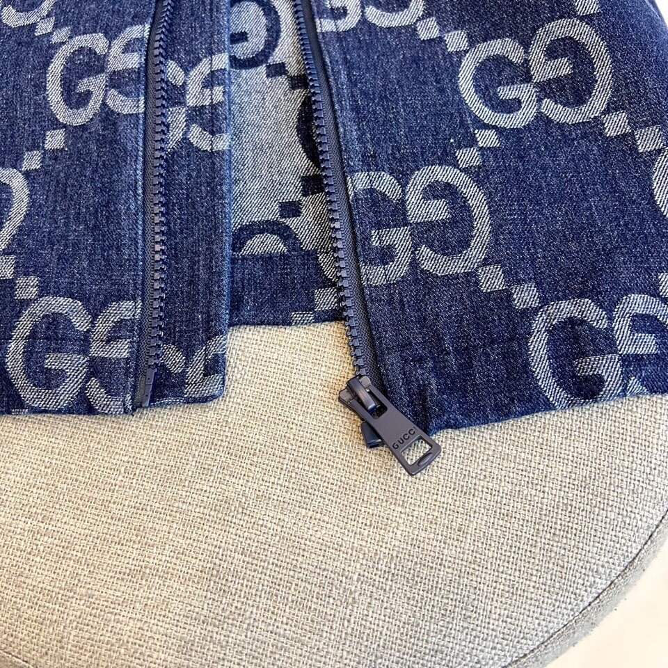 
GUCC 古驰、25s双G图腾连帽夹克外套。

深灰底色邂逅浅金双G Monogram，高级棉质混纺打