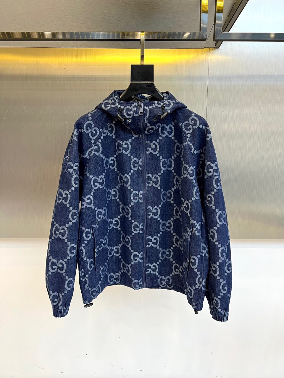 
GUCC 古驰、25s双G图腾连帽夹克外套。

深灰底色邂逅浅金双G Monogram，高级棉质混纺打