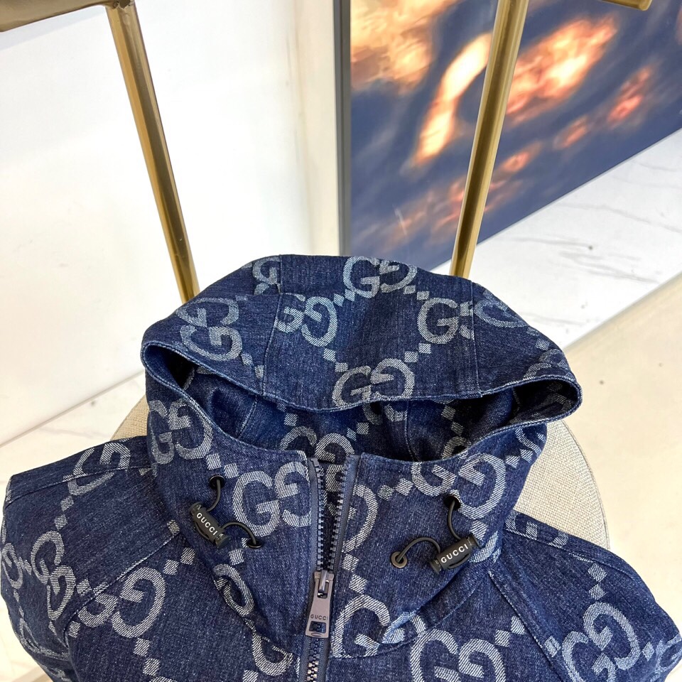 
GUCC 古驰、25s双G图腾连帽夹克外套。

深灰底色邂逅浅金双G Monogram，高级棉质混纺打