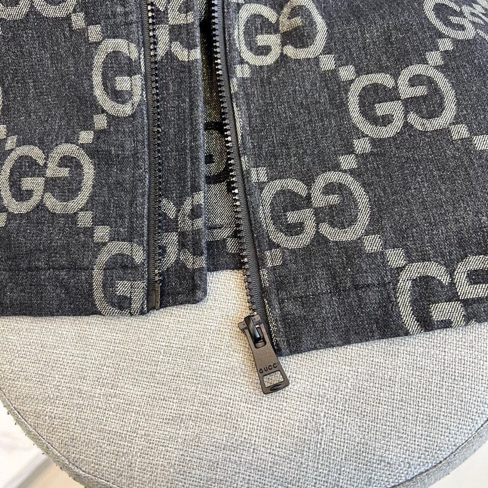 
GUCC 古驰、25s双G图腾连帽夹克外套。

深灰底色邂逅浅金双G Monogram，高级棉质混纺打
