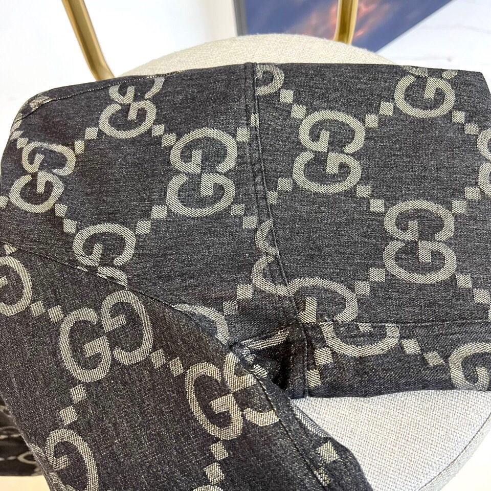 
GUCC 古驰、25s双G图腾连帽夹克外套。

深灰底色邂逅浅金双G Monogram，高级棉质混纺打