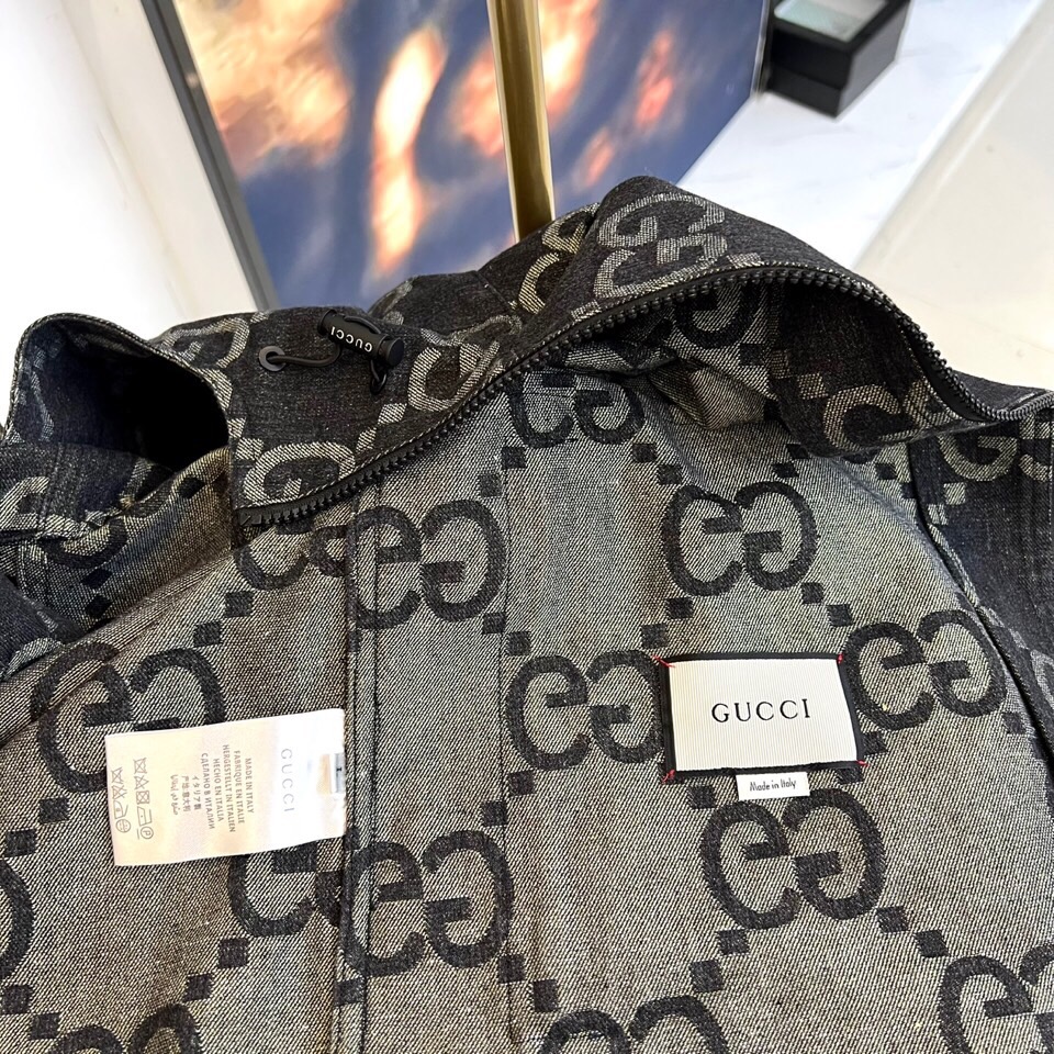 
GUCC 古驰、25s双G图腾连帽夹克外套。

深灰底色邂逅浅金双G Monogram，高级棉质混纺打