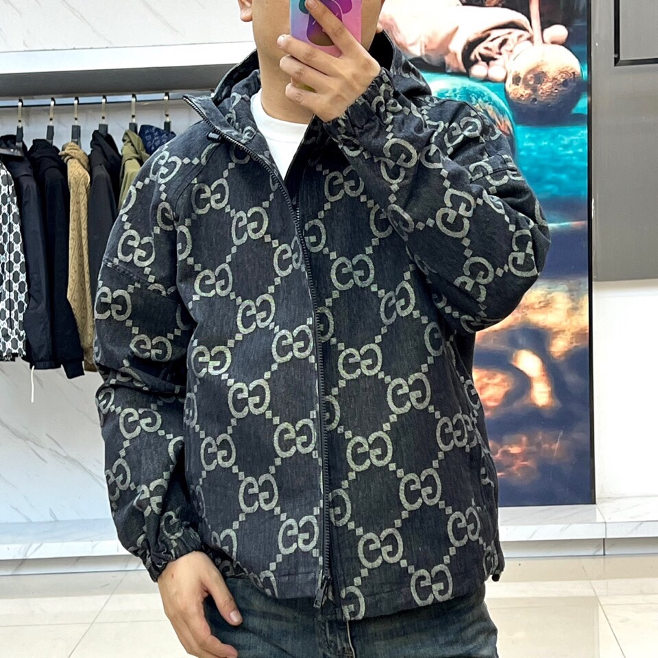 
GUCC 古驰、25s双G图腾连帽夹克外套。

深灰底色邂逅浅金双G Monogram，高级棉质混纺打