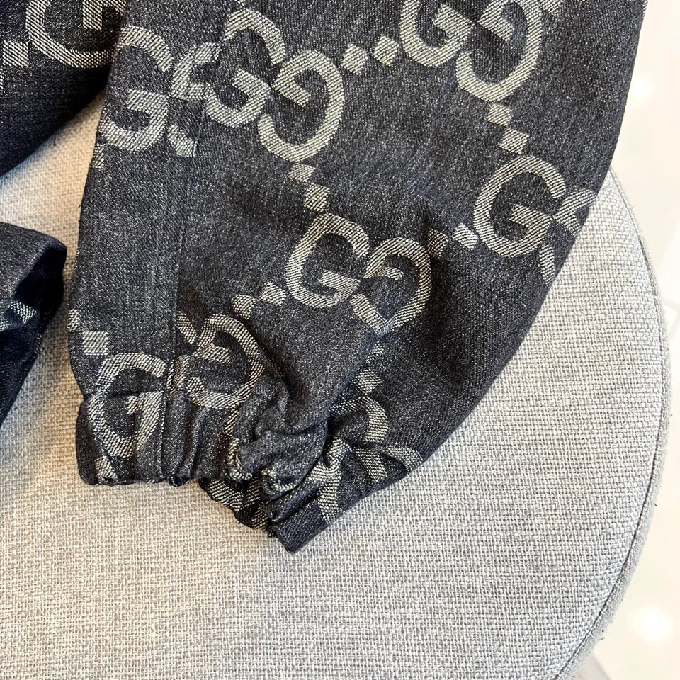 
GUCC 古驰、25s双G图腾连帽夹克外套。

深灰底色邂逅浅金双G Monogram，高级棉质混纺打