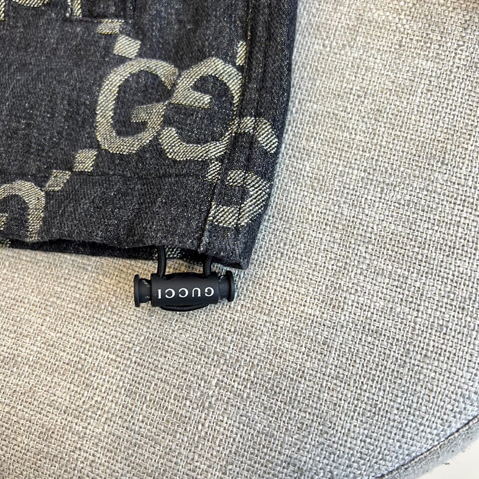 
GUCC 古驰、25s双G图腾连帽夹克外套。

深灰底色邂逅浅金双G Monogram，高级棉质混纺打
