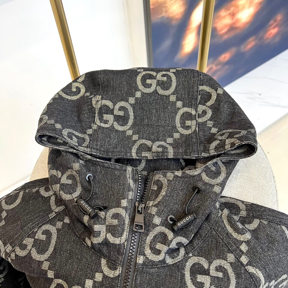 
GUCC 古驰、25s双G图腾连帽夹克外套。

深灰底色邂逅浅金双G Monogram，高级棉质混纺打