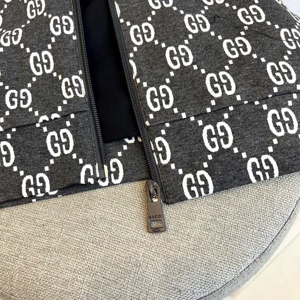 
GUCCI 古驰、25s双G印花立领夹克外套

深灰底色铺满白色双G Monogram印花，高级棉质混