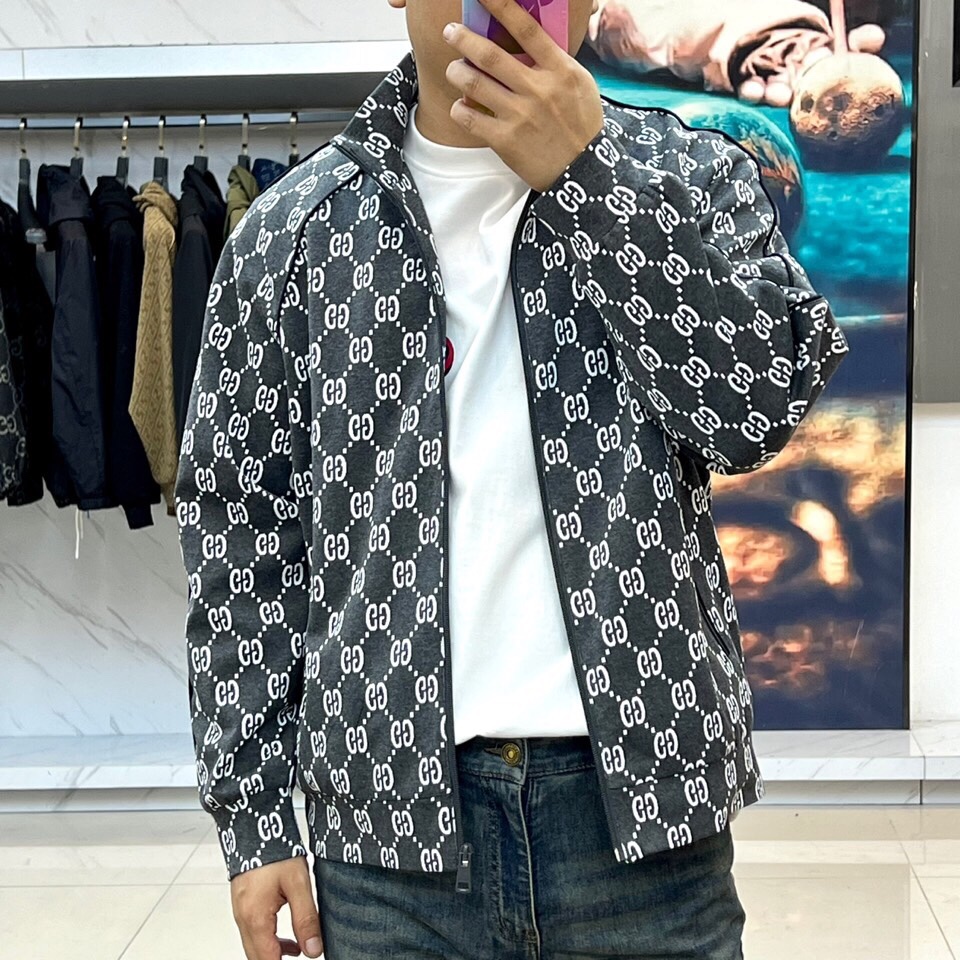 
GUCCI 古驰、25s双G印花立领夹克外套

深灰底色铺满白色双G Monogram印花，高级棉质混