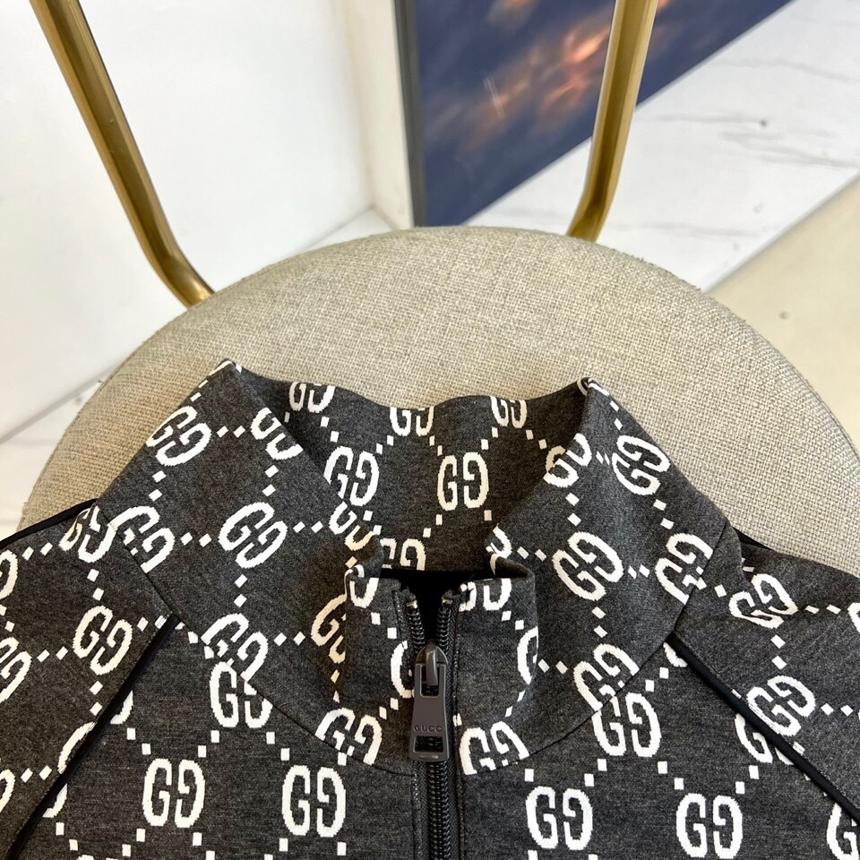 
GUCCI 古驰、25s双G印花立领夹克外套

深灰底色铺满白色双G Monogram印花，高级棉质混