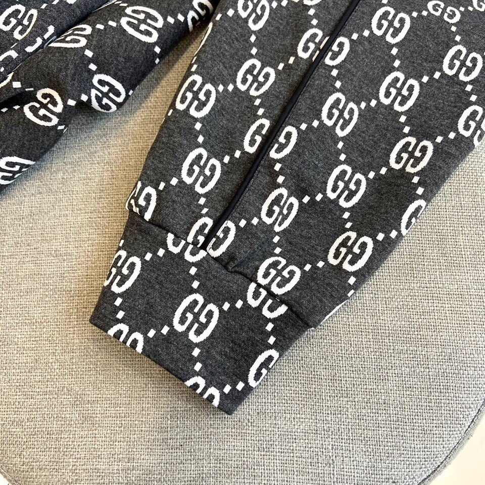 
GUCCI 古驰、25s双G印花立领夹克外套

深灰底色铺满白色双G Monogram印花，高级棉质混