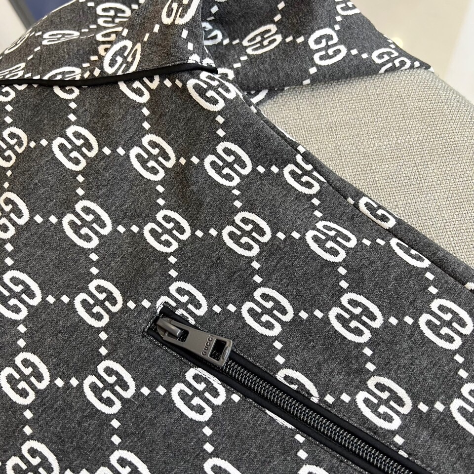 
GUCCI 古驰、25s双G印花立领夹克外套

深灰底色铺满白色双G Monogram印花，高级棉质混