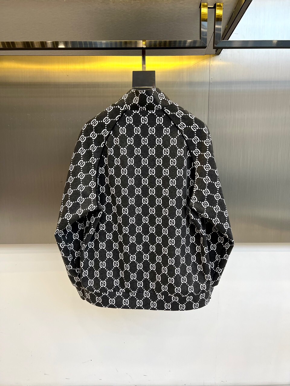 
GUCCI 古驰、25s双G印花立领夹克外套

深灰底色铺满白色双G Monogram印花，高级棉质混