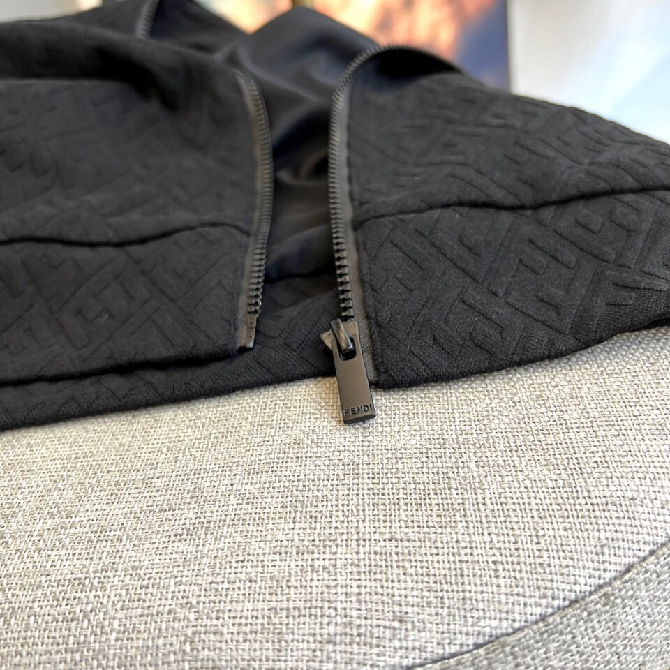 
Fend芬迪、25s男士FF印花连帽夹克外套。

橄榄绿底色搭配深棕FF立体字母交织纹，奢华棉质混纺面