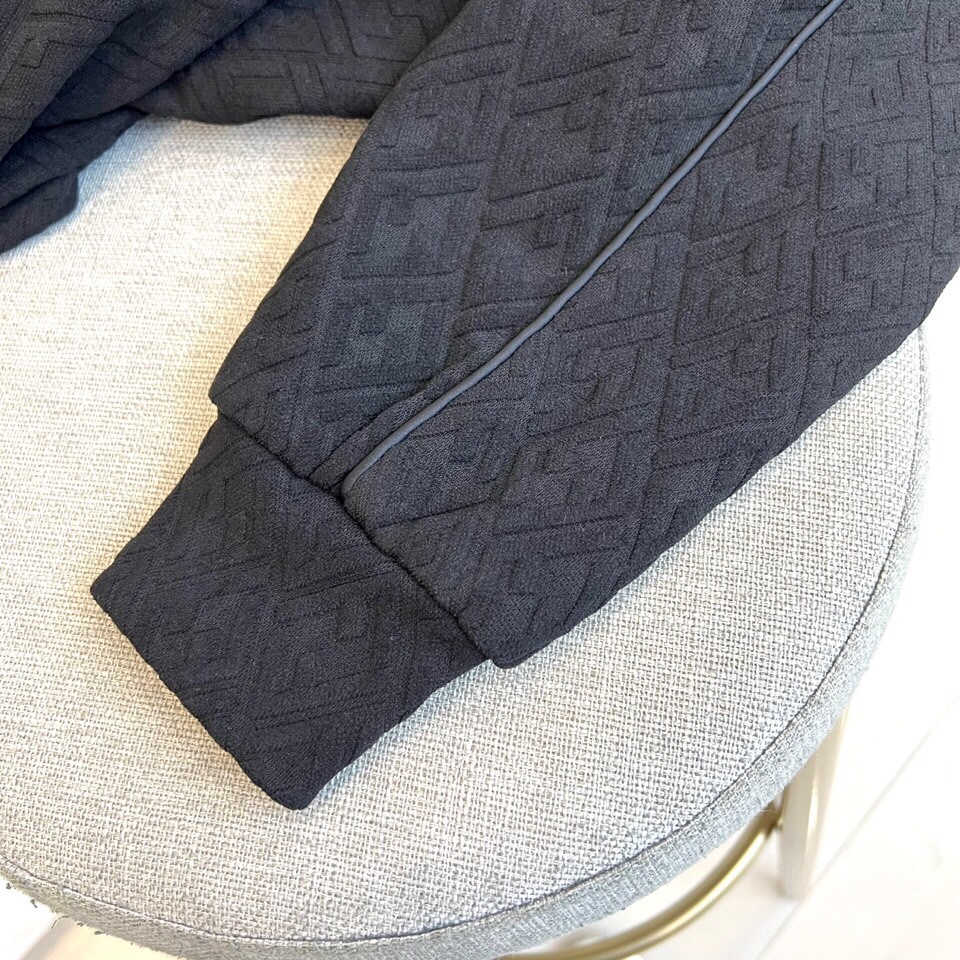 
Fend芬迪、25s男士FF印花连帽夹克外套。

橄榄绿底色搭配深棕FF立体字母交织纹，奢华棉质混纺面