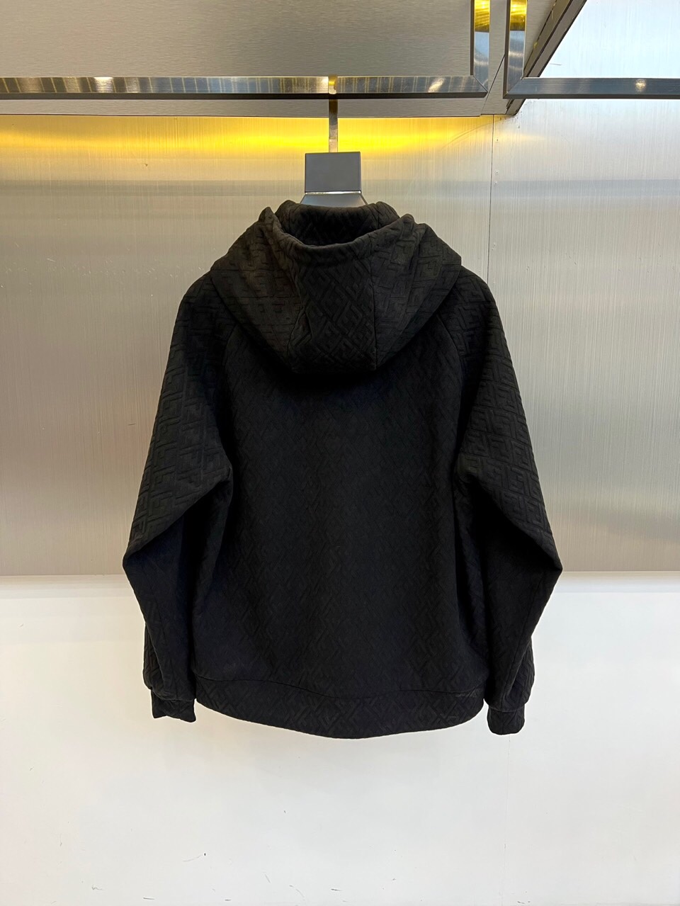 
Fend芬迪、25s男士FF印花连帽夹克外套。

橄榄绿底色搭配深棕FF立体字母交织纹，奢华棉质混纺面