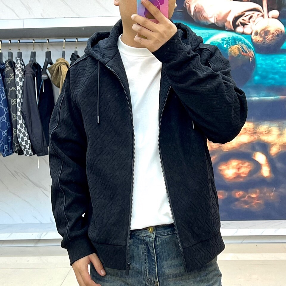 
Fend芬迪、25s男士FF印花连帽夹克外套。

橄榄绿底色搭配深棕FF立体字母交织纹，奢华棉质混纺面