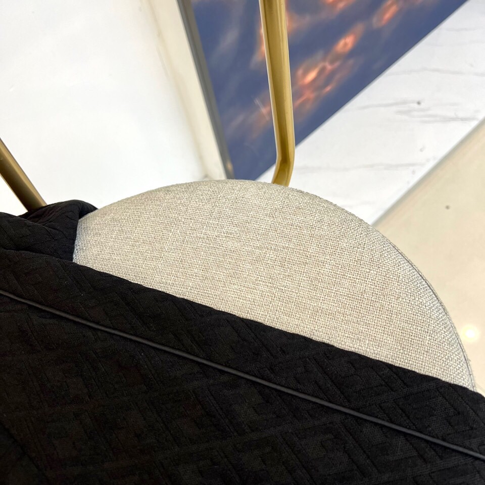 
Fend芬迪、25s男士FF印花连帽夹克外套。

橄榄绿底色搭配深棕FF立体字母交织纹，奢华棉质混纺面