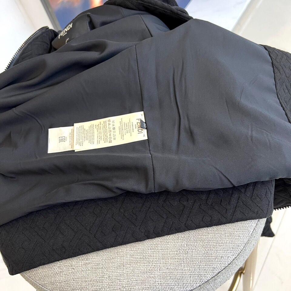 
Fend芬迪、25s男士FF印花连帽夹克外套。

橄榄绿底色搭配深棕FF立体字母交织纹，奢华棉质混纺面