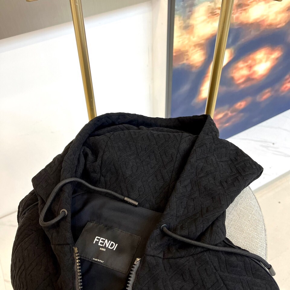 
Fend芬迪、25s男士FF印花连帽夹克外套。

橄榄绿底色搭配深棕FF立体字母交织纹，奢华棉质混纺面