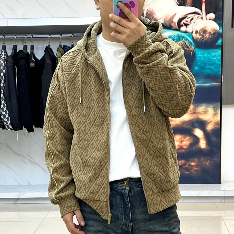 
Fend芬迪、25s男士FF印花连帽夹克外套。

橄榄绿底色搭配深棕FF立体字母交织纹，奢华棉质混纺面