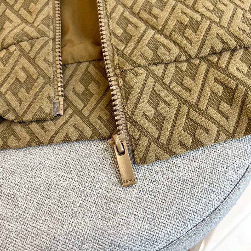 
Fend芬迪、25s男士FF印花连帽夹克外套。

橄榄绿底色搭配深棕FF立体字母交织纹，奢华棉质混纺面