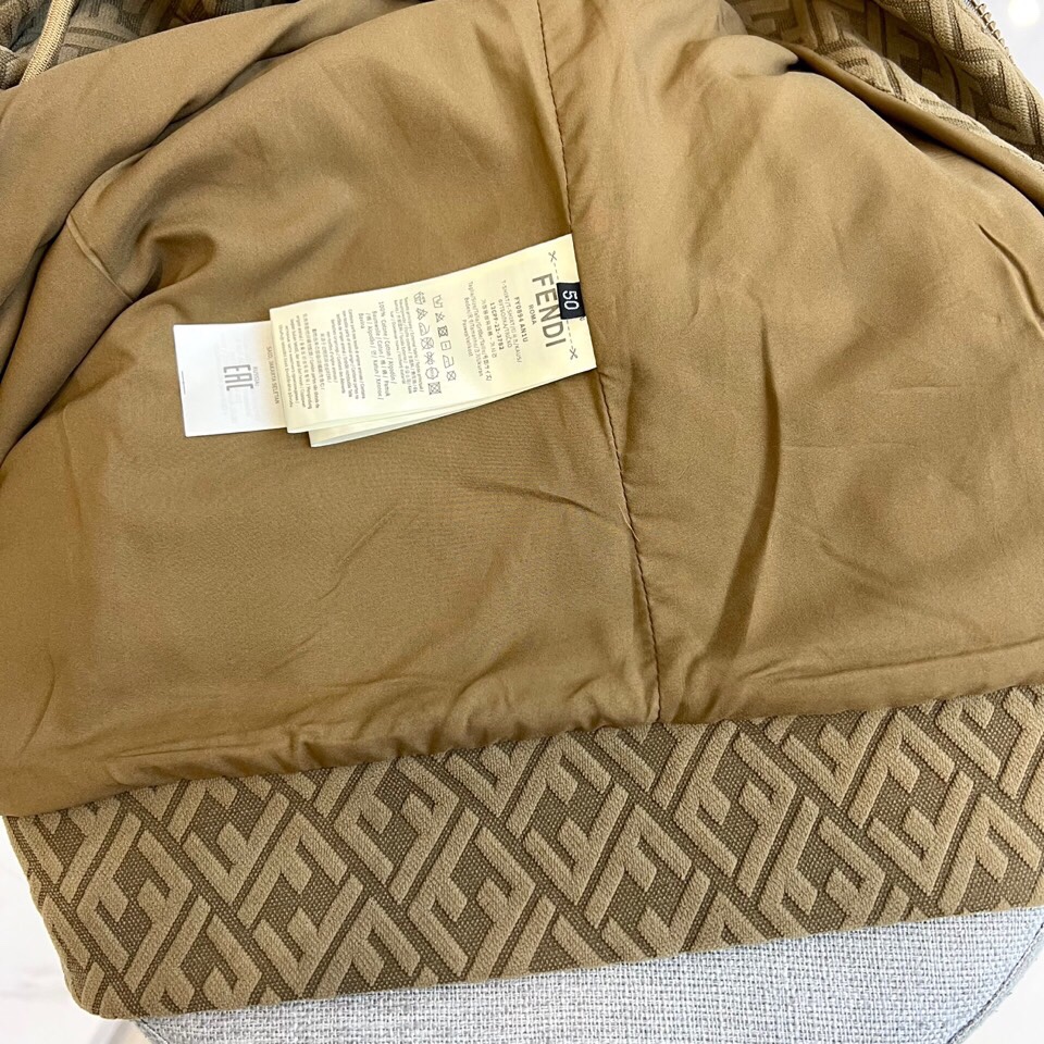 
Fend芬迪、25s男士FF印花连帽夹克外套。

橄榄绿底色搭配深棕FF立体字母交织纹，奢华棉质混纺面