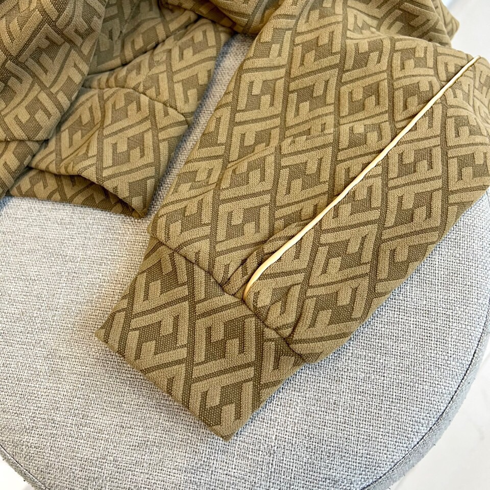 
Fend芬迪、25s男士FF印花连帽夹克外套。

橄榄绿底色搭配深棕FF立体字母交织纹，奢华棉质混纺面