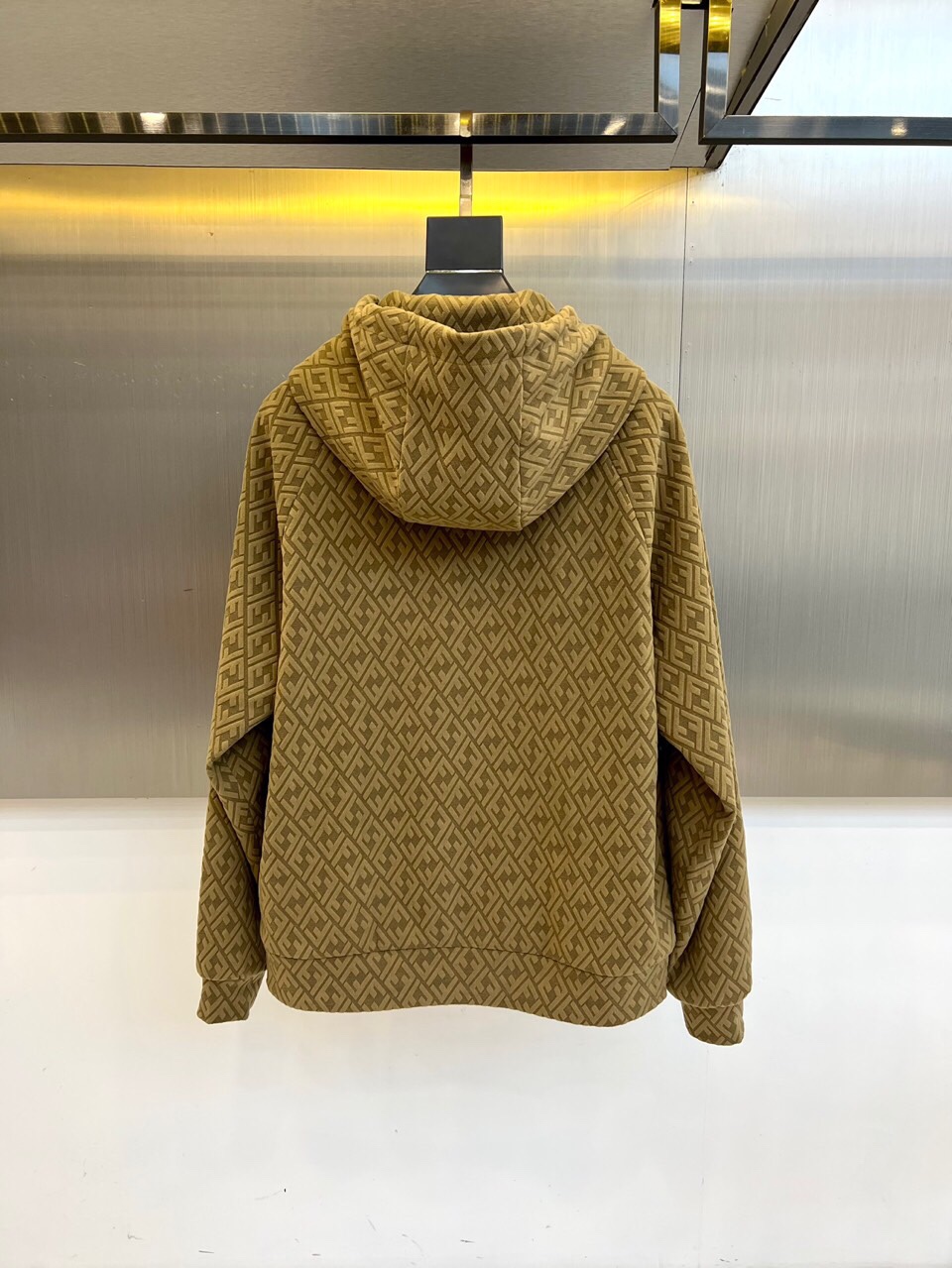 
Fend芬迪、25s男士FF印花连帽夹克外套。

橄榄绿底色搭配深棕FF立体字母交织纹，奢华棉质混纺面