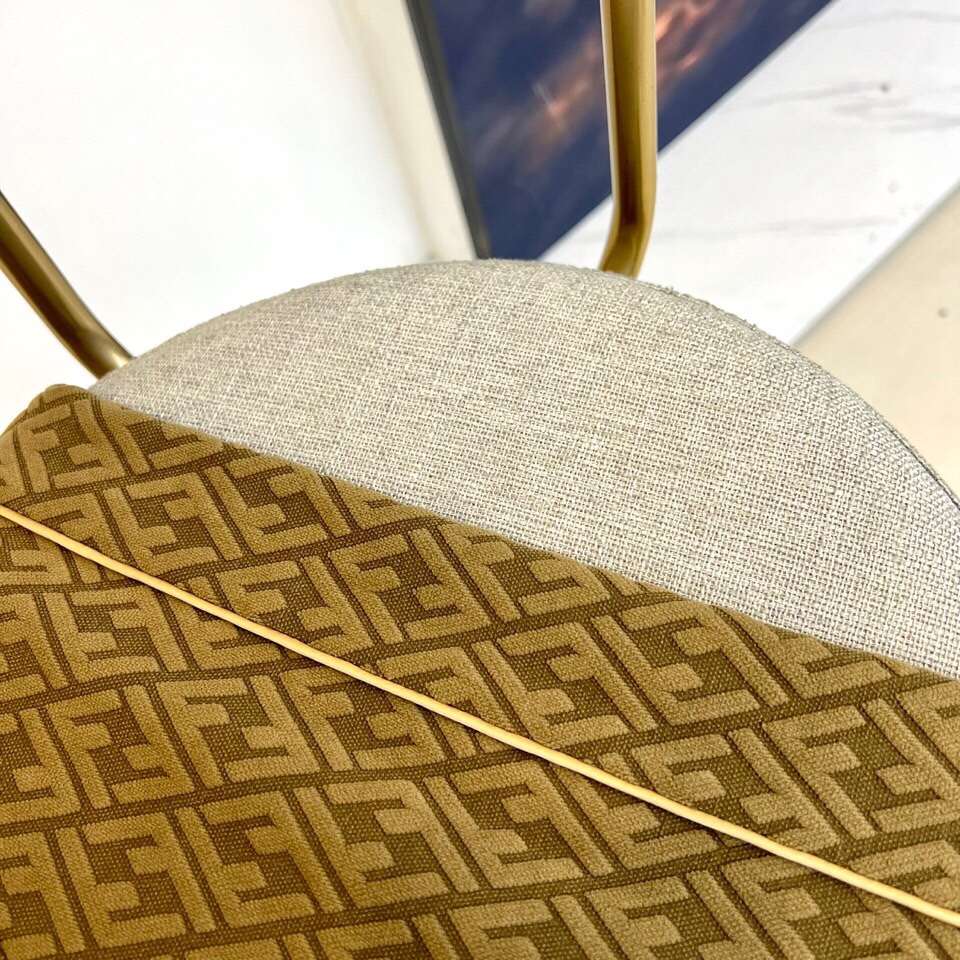 
Fend芬迪、25s男士FF印花连帽夹克外套。

橄榄绿底色搭配深棕FF立体字母交织纹，奢华棉质混纺面