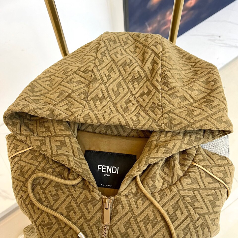 
Fend芬迪、25s男士FF印花连帽夹克外套。

橄榄绿底色搭配深棕FF立体字母交织纹，奢华棉质混纺面