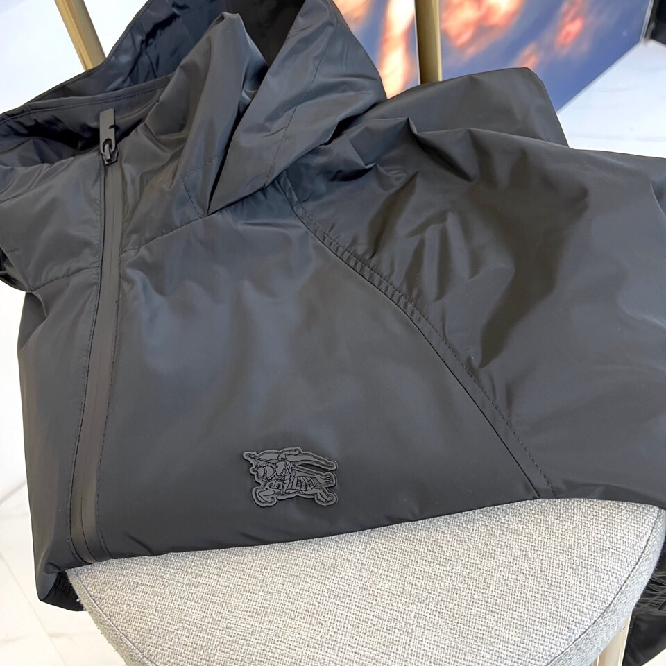 
Bur巴宝、25s军旅风连帽夹克，橄榄绿哑光尼龙面料，立领连帽+全黑拉链设计，暗纹奔马徽标低调彰显血统